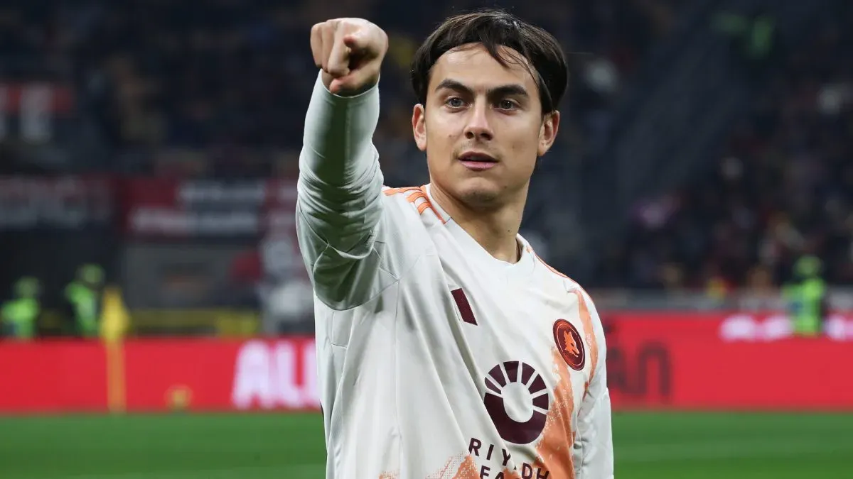 Paulo Dybala by as Roma celebrates